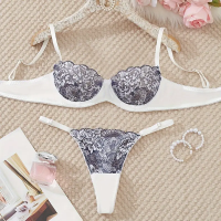 Комплект кружевного белья: бюстгальтер без Push Up и трусики стринги. White