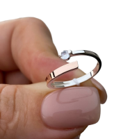 Жіночі срібна каблучка з золотими вставками та центральним камінчиком. 1223-18