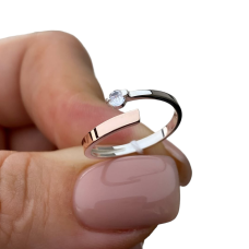 Жіночі срібна каблучка з золотими вставками та центральним камінчиком. 1223-18