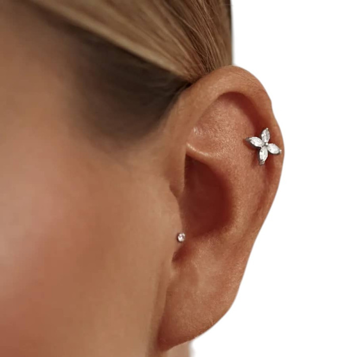 Срібна сережка для хеліксу — мінімалістична ювелірна естетика