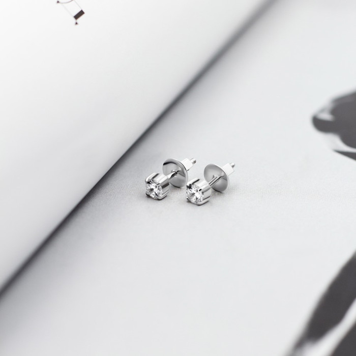 Срібні сережки-пусети з фіанітами — елегантна база на кожен день