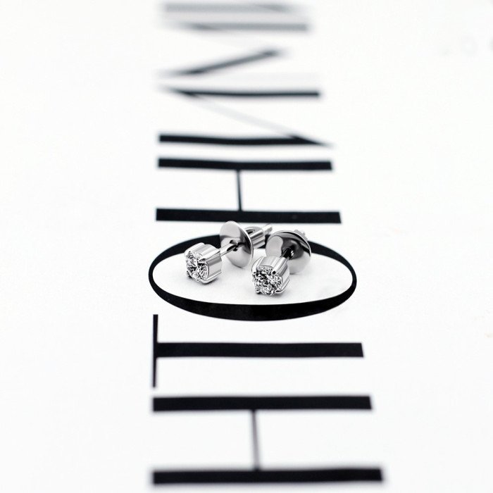 Срібні сережки-пусети з фіанітами — елегантна база на кожен день