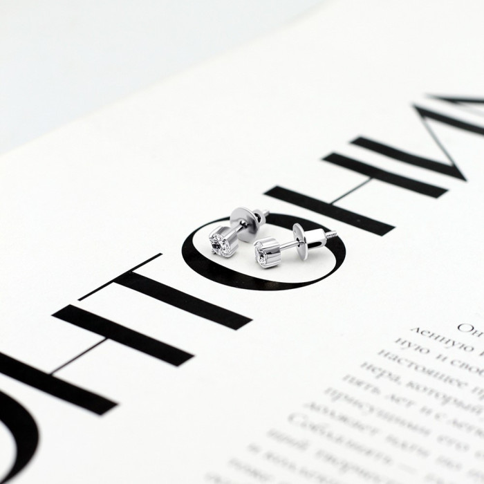 Срібні сережки-пусети з фіанітами — елегантна база на кожен день